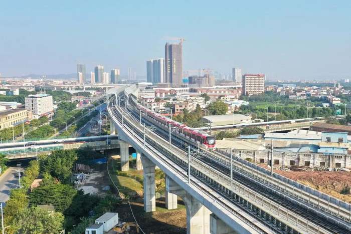 佛山地铁2号线列车从林岳西站驶出。吕润致/摄