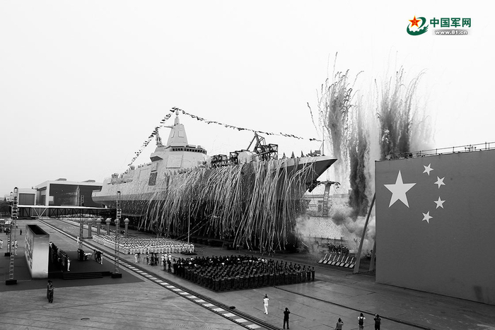 2017年6月28日，我国自主研制的055型万吨级驱逐舰首舰南昌舰在江南造船举行下水仪式。作者供图 