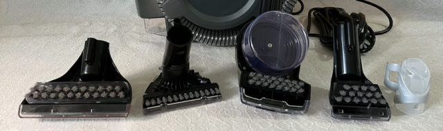 必胜布艺清洗机银骑士主机& 4+1款刷头配件 最右侧的是自清洁配头