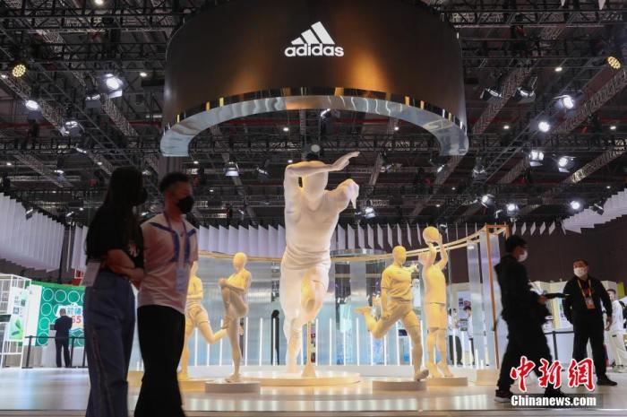  资料图：阿迪达斯亮相展会。 中新社记者 张亨伟 摄 