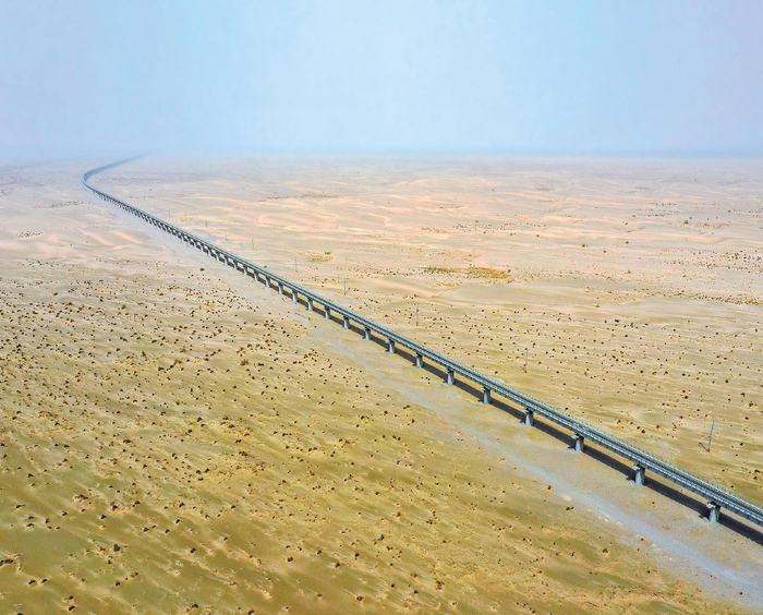     这是5月19日拍摄的和若铁路依木拉克特大桥（无人机照片）。新华社记者 丁 磊摄