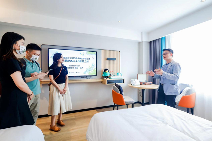 　　吴伟先生为QQ音乐及媒体嘉宾介绍4.0产品