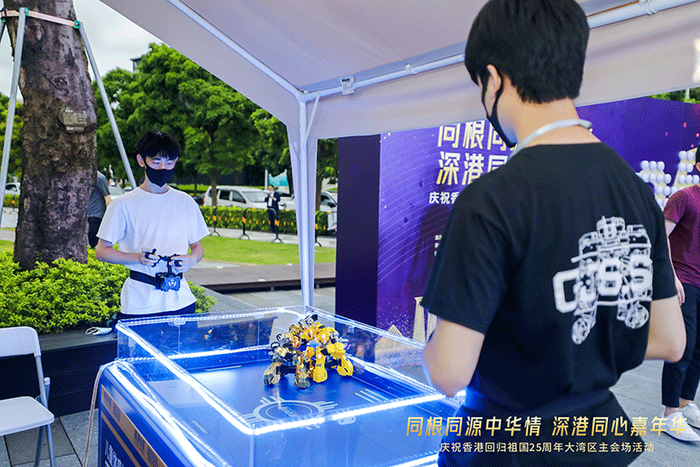 　　工匠社员工现场演示GANKER EX的格斗技巧