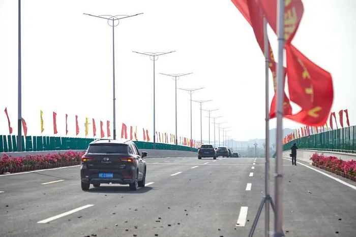 车辆驶过禅西大道南延线。吕润致/摄