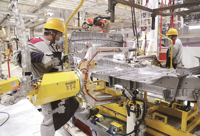     近日，在山东青岛莱西市姜山镇的北京汽车制造厂轻卡生产线上，工人在紧张有序地忙碌着。张进刚 摄