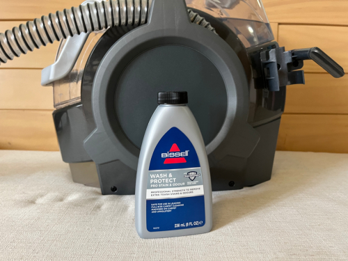 购买必胜布艺清洗机银骑士时自带的一瓶清洁剂