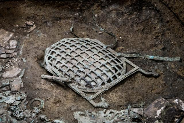 ▲在三星堆遗址7号“祭祀坑”拍摄的龟背形网格状器。　新华社记者　唐文豪摄