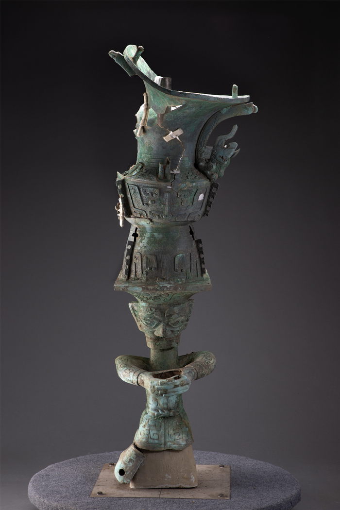 ▲三星堆遗址3号“祭祀坑”出土的铜顶尊跪坐人像。