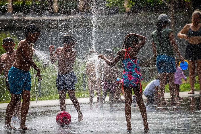 当地时间2022年6月14日，西班牙马德里，西班牙迎来近20年来6月期间最强烈热浪天气，孩子们在喷泉中玩耍降温。