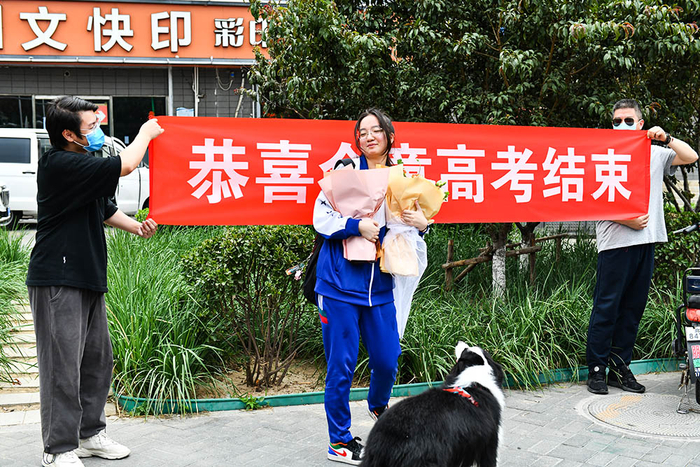 2022年6月10日，北京通州潞城中学考点，高考生物考试结束，考生走出考场。