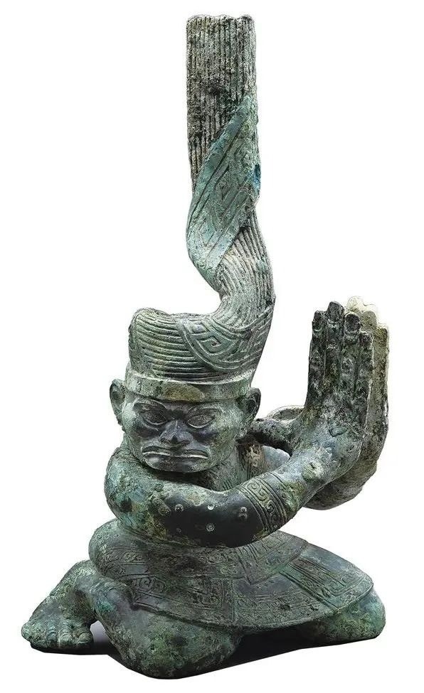 ▲三星堆遗址4号“祭祀坑”出土的扭头跪坐铜人像。