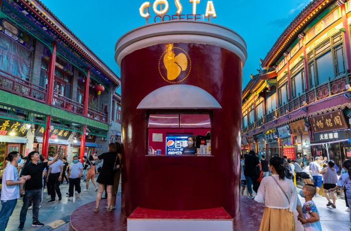 2022年6月18日晚，呼和浩特市玉泉区，游客在塞上老街区块的快闪店一条街游玩。