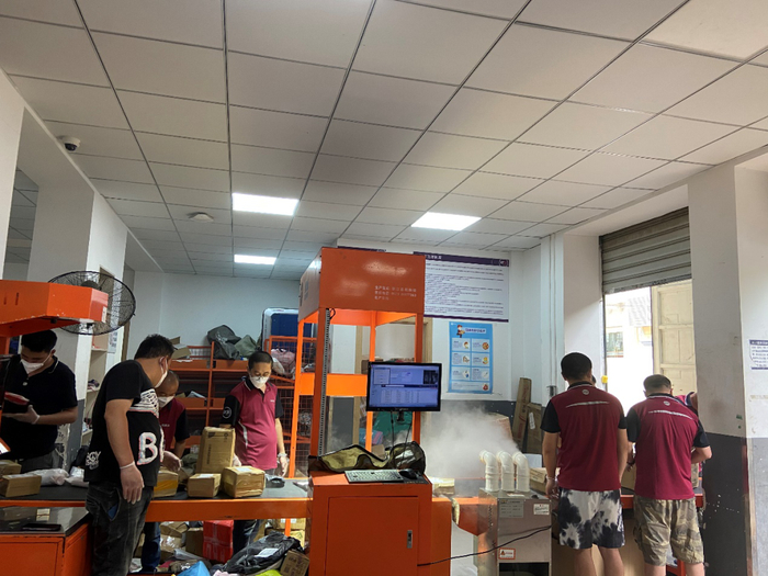上海长宁区圆通速递网点快递员对快递进行消杀和分拣 &nbsp;本报记者/摄