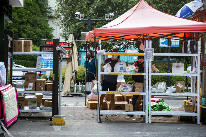 2022年6月17日，上海，“618”购物节，小区使用货架摆放快递，方便自取&nbsp;视觉中国图