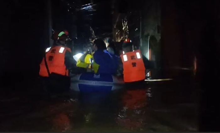 18日夜间，武警在开展救援。张陈宇 摄