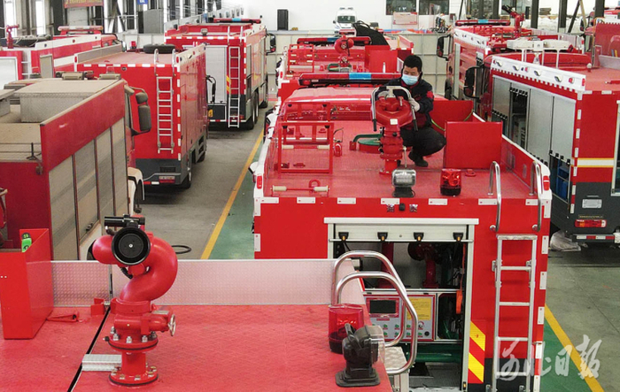 近日，位于河北省邢台经济开发区的润泰救援装备科技河北有限公司员工在调试消防救援车。河北日报记者赵永辉摄