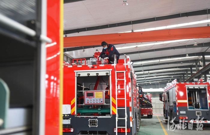 近日，位于河北省邢台经济开发区的润泰救援装备科技河北有限公司员工在调试消防救援车。河北日报记者赵永辉摄