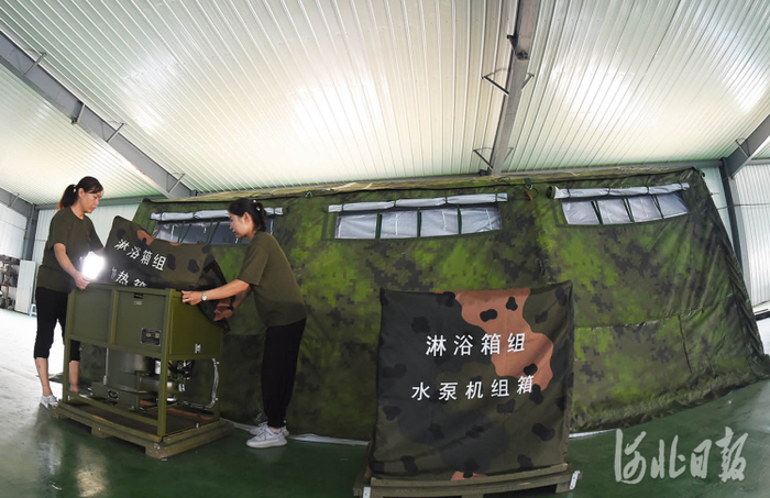 近日，位于河北省邢台经济开发区的河北首力科技有限公司工人在检查应急装备产品。 河北日报记者 赵永辉摄