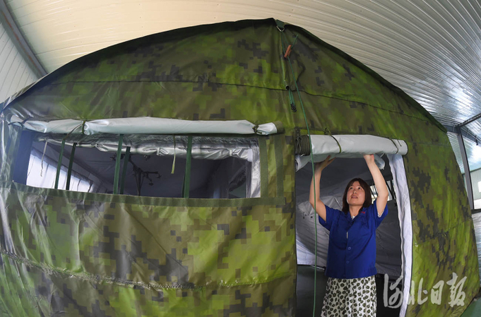 近日，位于河北省邢台经济开发区的河北首力科技有限公司工人在检查应急装备产品。 河北日报记者 赵永辉摄