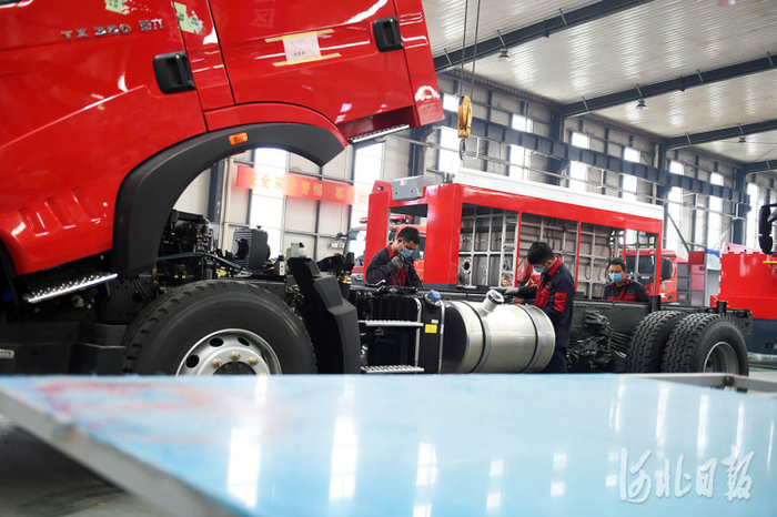 近日，位于河北省邢台经济开发区的润泰救援装备科技河北有限公司员工在组装消防救援车。河北日报记者赵永辉摄