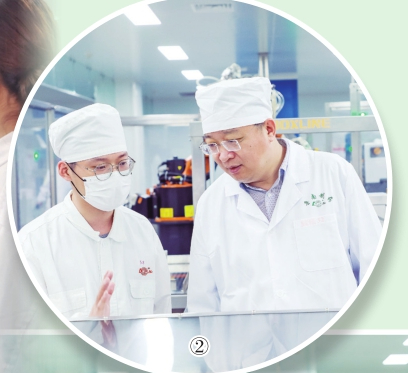 图②：张贵民在鲁南制药生产车间同工人进行交流。