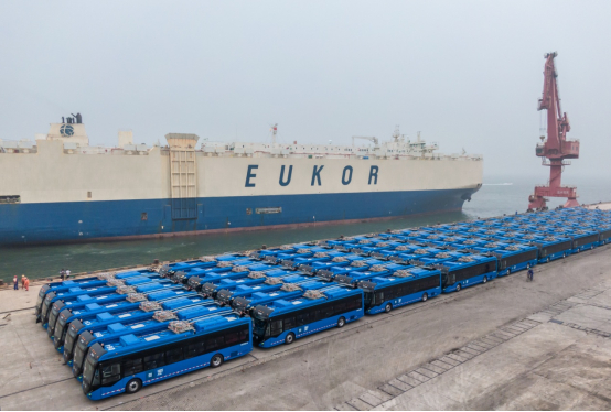 　　图为发往墨西哥城的宇通双源无轨电车