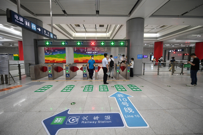 旅客可乘坐地铁10号线进入北京丰台站。新京报记者 王贵彬 摄
