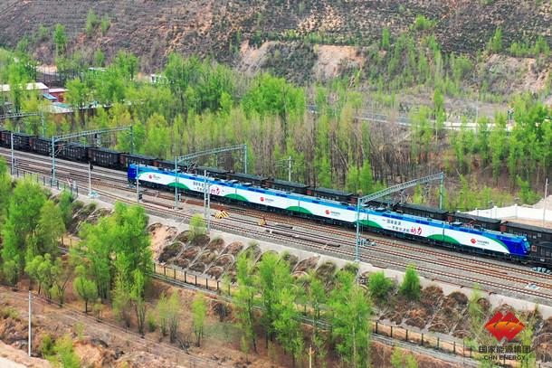 图为“神24”机车行驶在神朔线朱-燕区间