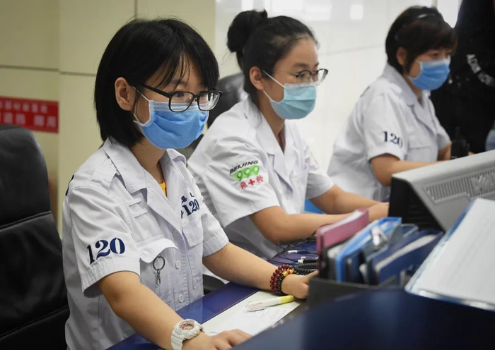 急救中心接线员一般有医学背景，年龄多在28 ～ 30 岁，女性居多（视觉中国 供图）