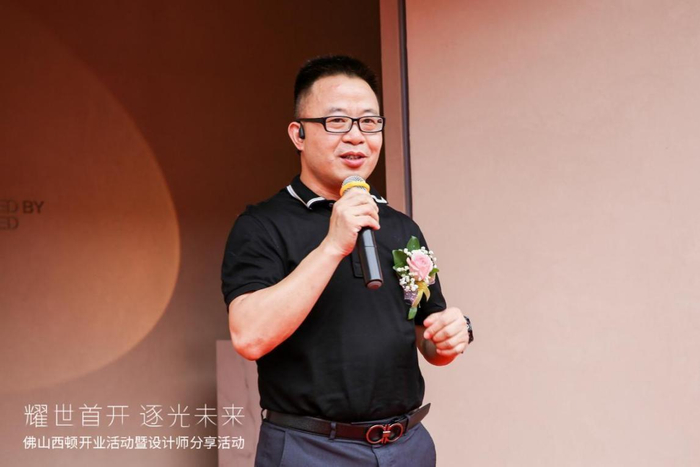 　　< 西顿照明总经理陈实 >