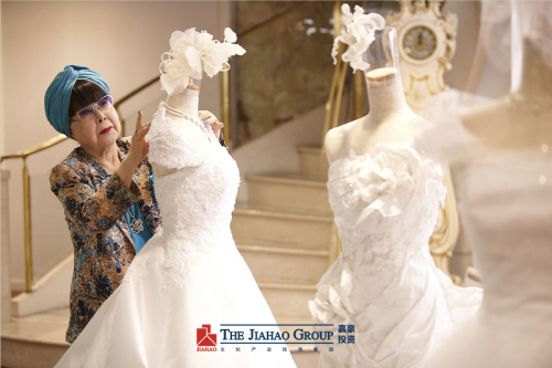 　　国际婚纱设计大师桂由美女士