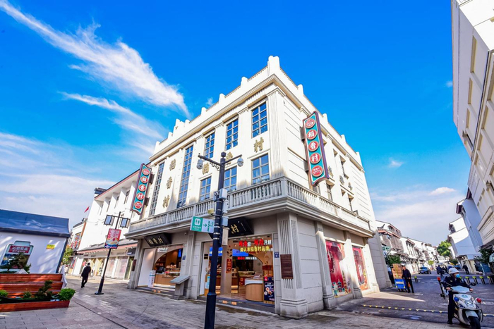 　　苏州观前街的稻香村店