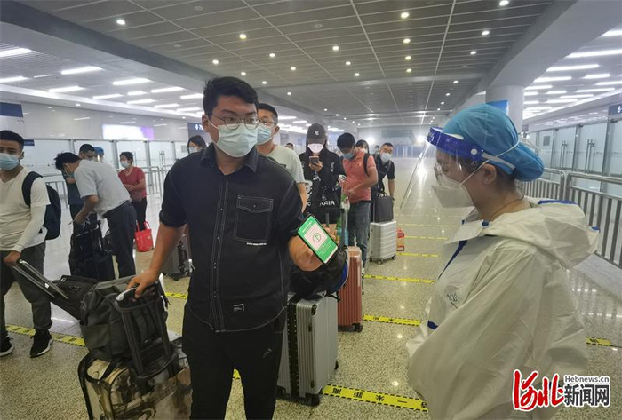 图为在铁路唐山站，旅客向工作人员出示“两码一证”。河北日报记者王育民摄