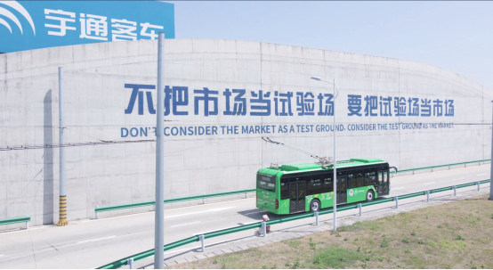 　　图为宇通双源无轨电车在厂区内测试