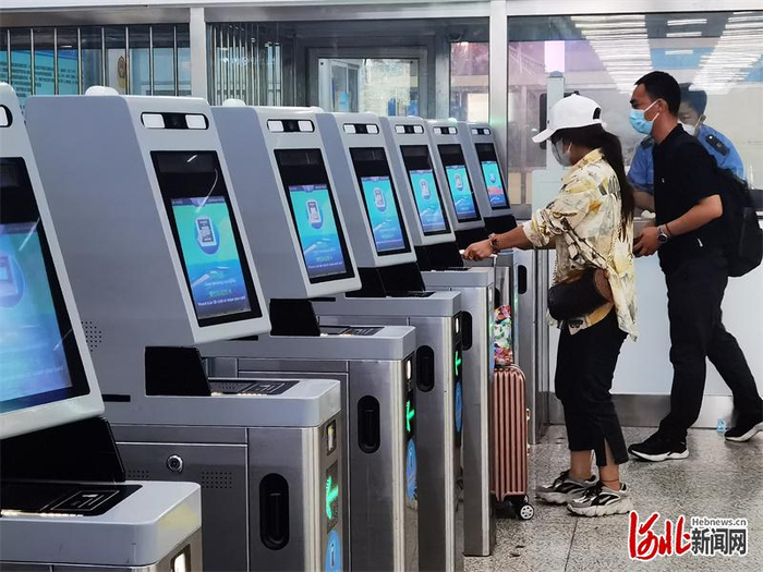 图为在铁路唐山站出站检票口，旅客依次验证通过。河北日报记者王育民摄