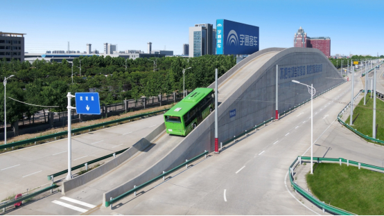 　　图为宇通车辆在做爬坡试验