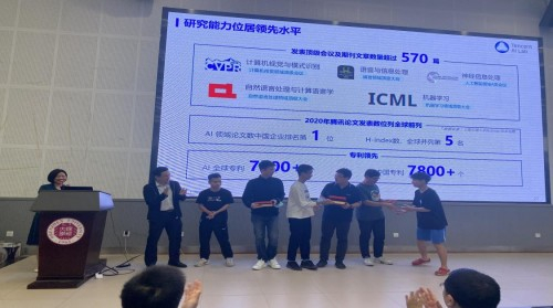 　　腾班学生给腾讯企业导师赠送自己订制礼物