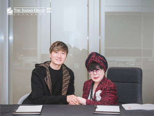 　　2020年嘉豪集团董事长施嘉豪与桂由美女士握手合影