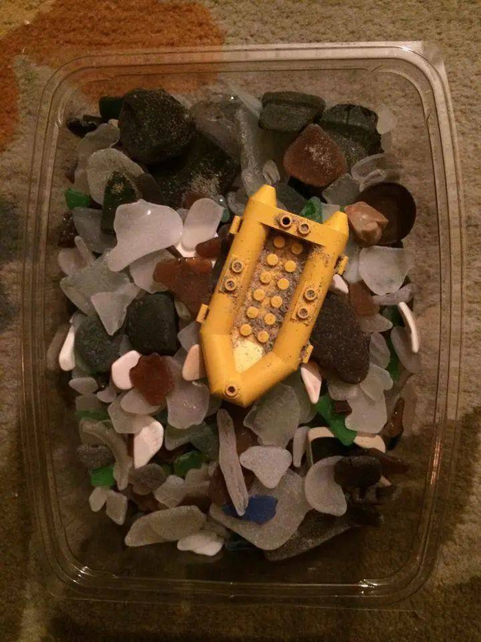 美国缅因州捡到的黄色救生筏，图片来源：Facebook@Lego Lost At Sea