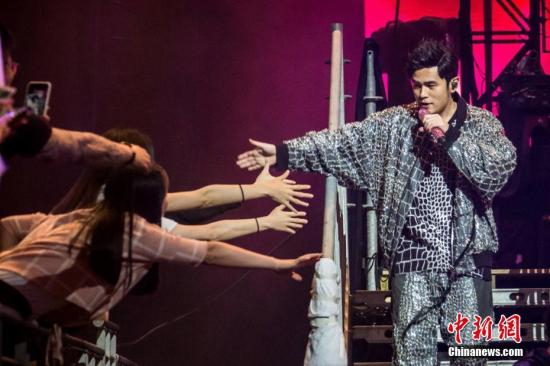 　周杰伦在演唱会上表演。图源：中新社