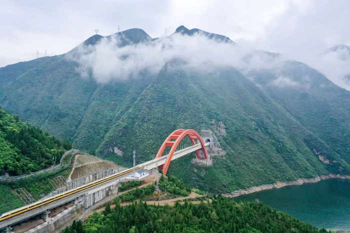 4月14日，动态检测车驶过郑渝高铁大宁河特大桥。黄茂程 摄
