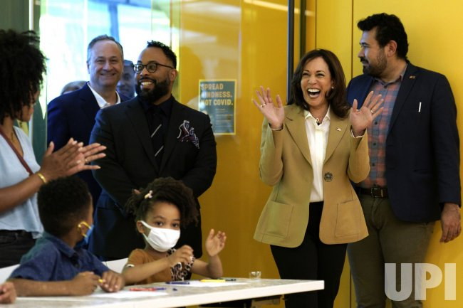 哈里斯访问非裔美国人历史文化国家博物馆 图源：合众国际社