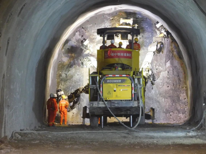 小三峡隧道辅助坑道凿岩台车施工照片。中铁隧道局供图
