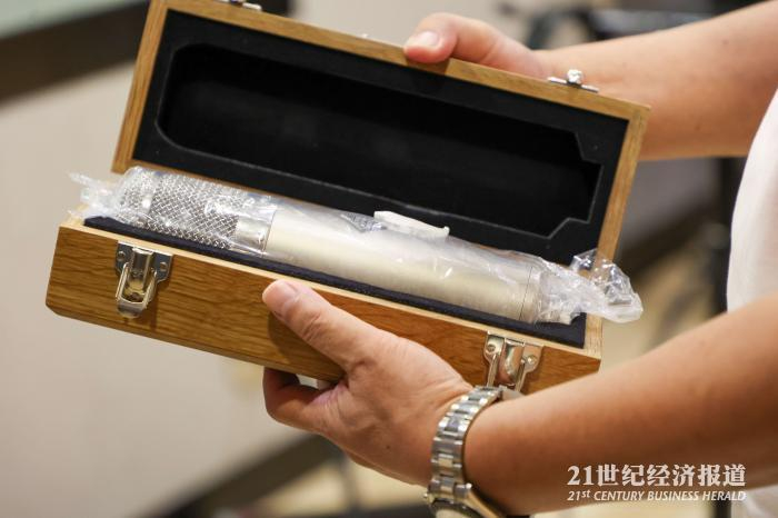 &nbsp;（李力持介绍基地里的设备。 摄影/梁远浩）