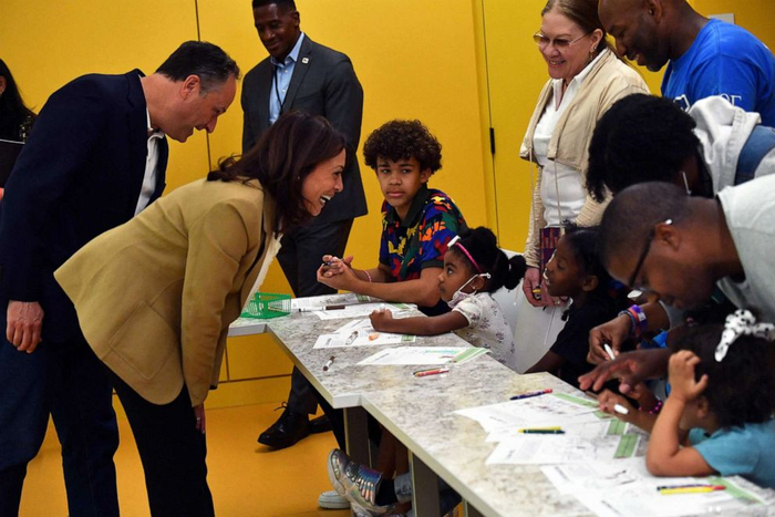 哈里斯与儿童交谈 图源：《纽约邮报》