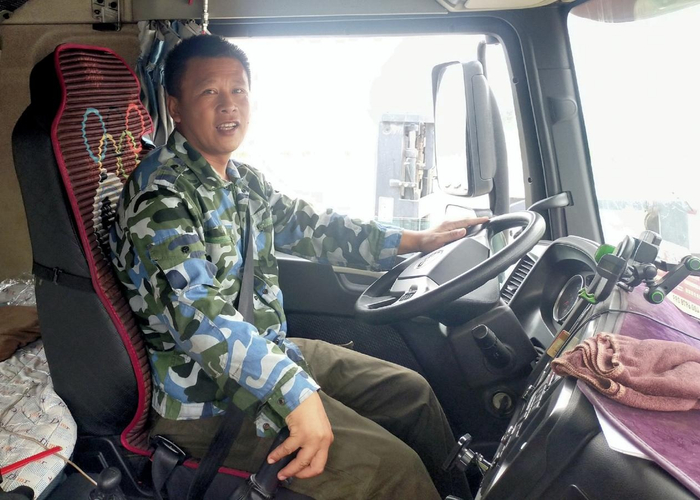 　　杨旭在驾驶室里