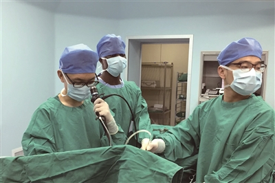     卢长江医生（左一）在日常手术中。医院供图