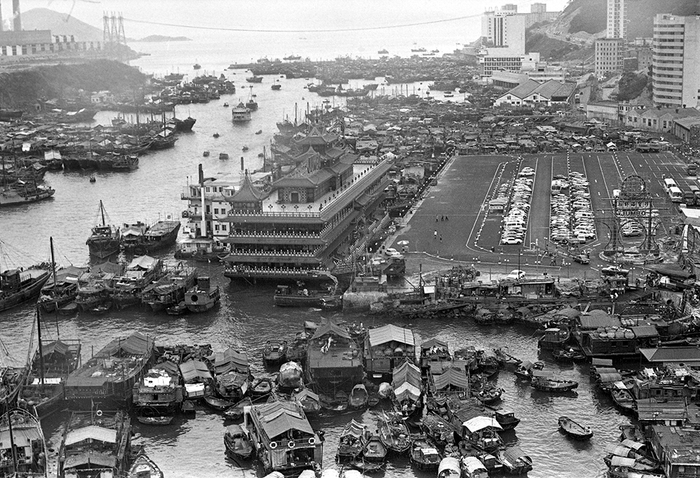 1977年，香港仔避风塘的景色，背景是珍宝海鲜舫。