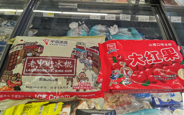 6月21日，永辉超市销售的两款“平价”冷饮。新京报首席记者 郭铁 摄