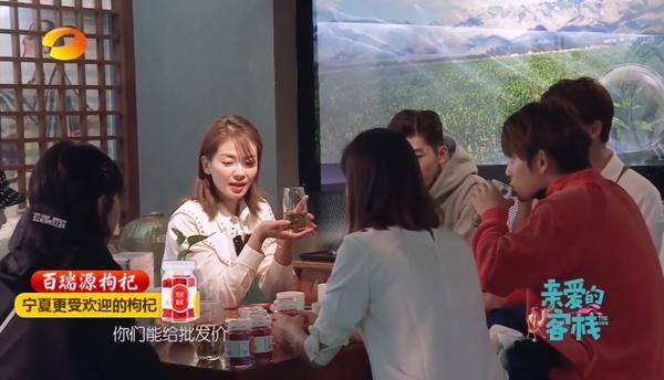 　　配图：刘涛带领团队在百瑞源公司砍价